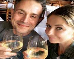 Sarah Michelle Gellar consuming alcohol